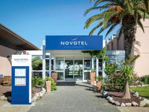 Il n'y a pas de panneau de motel devant un bâtiment. dans l'établissement Novotel Perpignan Nord Rivesaltes, à Rivesaltes
