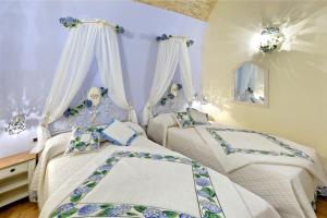 two twin beds in a room with purple walls at La Maison Rosa Stella in Lucera