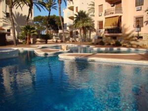 Bazén v ubytovaní Estudio Sota-Piscina alebo v jeho blízkosti