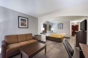 een hotelkamer met een bed en een bank bij Quality Inn & Suites Huntsville Research Park Area in Huntsville