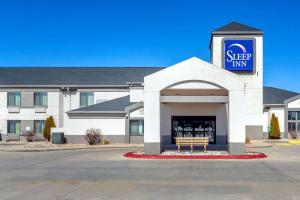 un edificio con una señal para una posada para dormir en Sleep Inn By Choice Hotels, en Grand Island