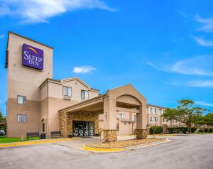 un hotel con una señal para una posada para dormir en Sleep Inn Kansas City International Airport, en Kansas City