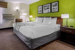 Säng eller sängar i ett rum på Sleep Inn By Choice Hotels