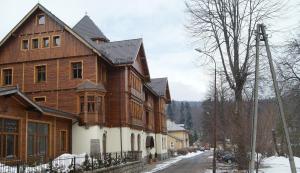 una gran casa de madera al lado de una calle en Apartament Jozefina, en Szklarska Poręba