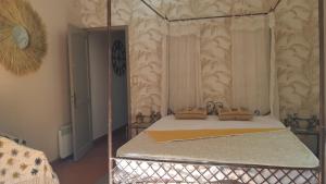 BASTIDE PRESQU ILE DE GIENS SUPERBE VUE MER PISCINE客房内的一张或多张床位
