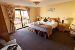 A bed or beds in a room at Auld Cross Keys Inn