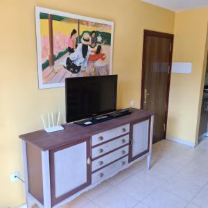 Televízia a/alebo spoločenská miestnosť v ubytovaní Oasis Royal F217