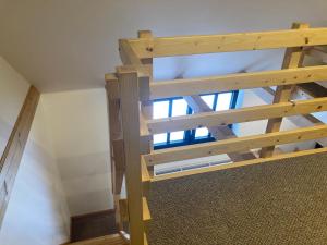 Palanda nebo palandy na pokoji v ubytování Apartmany Na Salasi