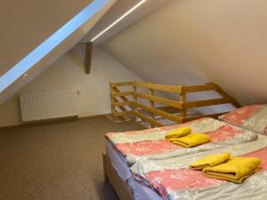 Postel nebo postele na pokoji v ubytování Apartmany Na Salasi