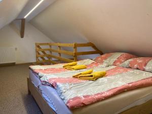 Postel nebo postele na pokoji v ubytování Apartmany Na Salasi
