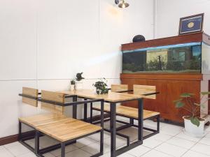 een eetkamer met een tafel en stoelen en een aquarium bij Pillow & Bread in Bangkok