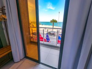 uma vista para a praia a partir de um quarto com uma janela em Hotel Dakhla Ville em Dakhla