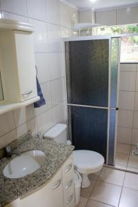 y baño con ducha, aseo y lavamanos. en Apartamento em Marcelino Ramos ao lado das Termas, en Belém Velho