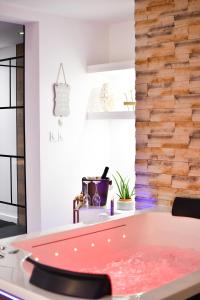 Photo de la galerie de l'établissement Les Nuits d Olympe - Suite & Spa privatif, à Lacoste