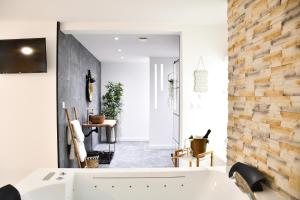 Photo de la galerie de l'établissement Les Nuits d Olympe - Suite & Spa privatif, à Lacoste 24 autres photos