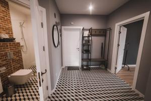 Ένα μπάνιο στο Apart-hotel Kostjukowski Apartments Nizhynska 17 +88 φωτογραφίες