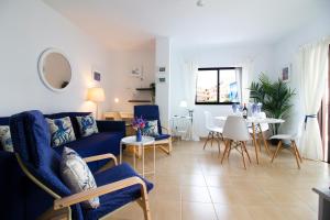 uma sala de estar com um sofá azul e uma mesa em Los Angeles 3 Bed Apartment with Pool em Puerto de Santiago