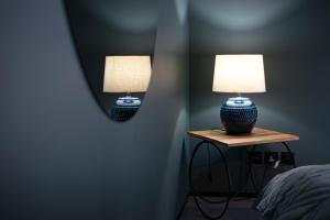 ジブヌベクにあるBlue Baltic Apartmentの寝室のテーブルの上の灯り