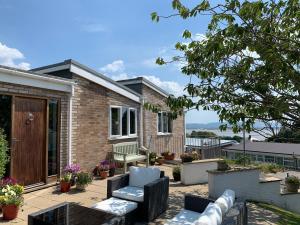 a backyard with a patio furniture and a house at Tŷ Treflan in Aberdyfi