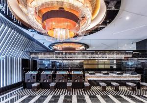 una hall di un casinò con un grande lampadario a braccio di APA Hotel & Resort Ryogoku Eki Tower a Tokyo