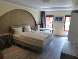 Postel nebo postele na pokoji v ubytování Hotel am Markt