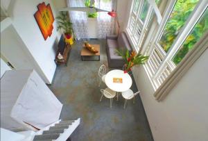 vista sul soffitto di un soggiorno con tavolo e sedie di Les gîtes de Bunel a Les Abymes