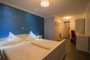 Postel nebo postele na pokoji v ubytování Hotel am Markt