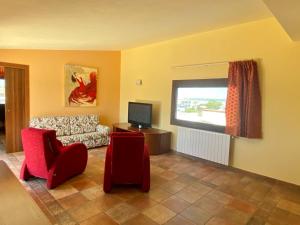 ein Wohnzimmer mit einem Sofa und einem TV in der Unterkunft La Cappuccina in Galatone