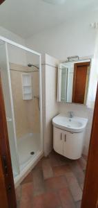 ein Bad mit einer Dusche, einem Waschbecken und einem Spiegel in der Unterkunft La Cappuccina in Galatone