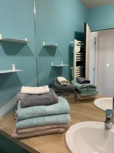 a bathroom with towels on a counter next to a sink at Bel appartement 4 personnes balcon, centre ville in Le Touquet-Paris-Plage