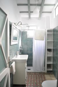 een badkamer met een douche en een wastafel bij Casa de Lys in Sanlúcar de Barrameda