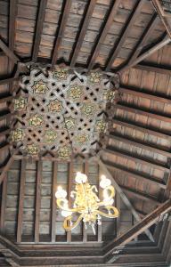 een kroonluchter aan het plafond van een gebouw bij Casa de Lys in Sanlúcar de Barrameda