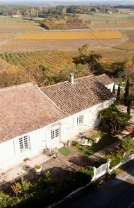 uma vista aérea de uma casa branca com um telhado em Cœur de vigne à Colombier 24560 em Issigeac