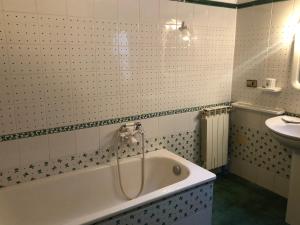 A bathroom at villetta Monte Még 11 kép
