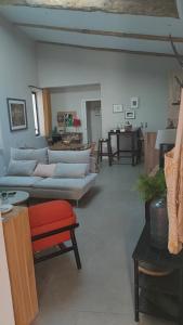 ein Wohnzimmer mit Sofas und Tischen in einem Zimmer in der Unterkunft Domaine Sesquier Mas d'exception Pivoine in Mèze