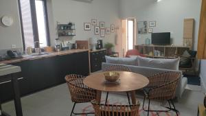 ein Wohnzimmer mit einem Tisch, Stühlen und einem Sofa in der Unterkunft Domaine Sesquier Mas d'exception Pivoine in Mèze
