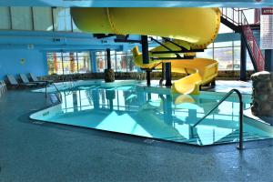 eine Rutsche in einem großen Gebäude mit Pool in der Unterkunft Fernie Stanford Resort in Fernie