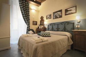 a bedroom with a bed with two towels on it at Unico in Monterosso al Mare