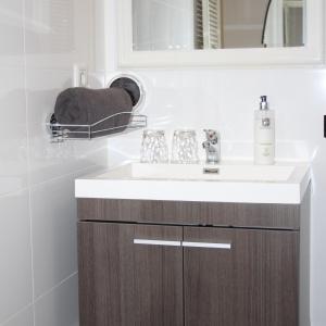 a bathroom with a sink and a mirror at Slapen & Smullen in Swalmen