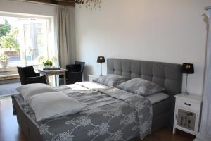 a bedroom with a large bed and a window at Slapen & Smullen in Swalmen