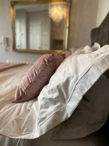 Una cama con dos almohadas encima. en Galtres Chambers Apartment Coppergate en York