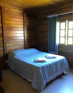 A bed or beds in a room at Chalé Vista da Mata DM, 5km Centro Domingos Martins, Wi Fi, fibra óptica, SPA aquecido, split, privacidade, aceita pets