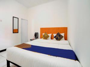 Postel nebo postele na pokoji v ubytování SPOT ON 90200 Pondok Sabaraya Cileunyi Syariah