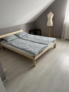 Ένα ή περισσότερα κρεβάτια σε δωμάτιο στο Kékesnarancs Vendégház