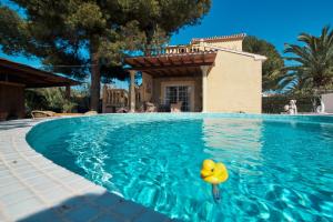 un canard en caoutchouc jaune dans l'eau d'une piscine dans l'établissement Villa Eliza, à Dénia