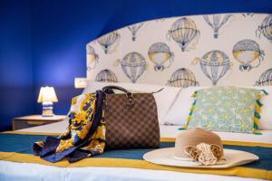 索倫托的住宿－水羅曼尼住宿加早餐旅館，酒店客房,配有带帽子和钱包的床