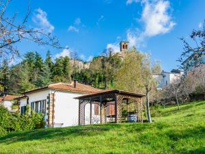 una casa en una colina con un cenador en Villa Bruna Montefeltro en Perticara