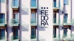 ein Gebäude mit einem Hotelschild drauf in der Unterkunft Hotel Fedora Rimini in Rimini