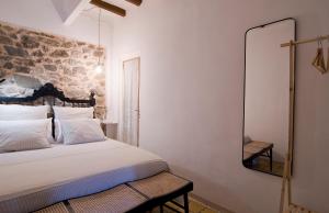 Кровать или кровати в номере L'Hostatgeria del Celler
