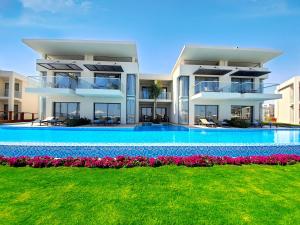 una grande casa con una grande piscina di Rixos Premium Magawish Suites and Villas- Ultra All-Inclusive a Hurghada